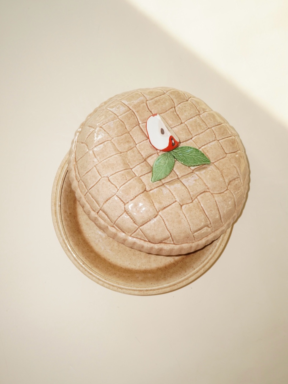 Vintage 1984 Ceramic Covered Apple Pie Plate Dish Keeper 1984 Great American Pie
